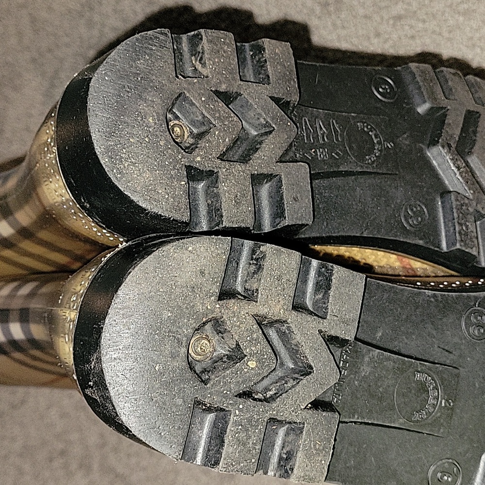 Authentic Burberry rain boots - Picture 5 of 11